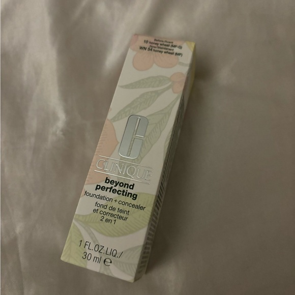 Clinique beyond perfecting foundation + concealer - Picture 2 of 6